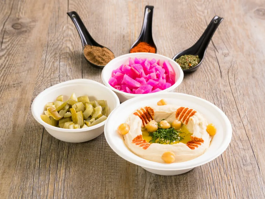 Houmous servi avec des pickles